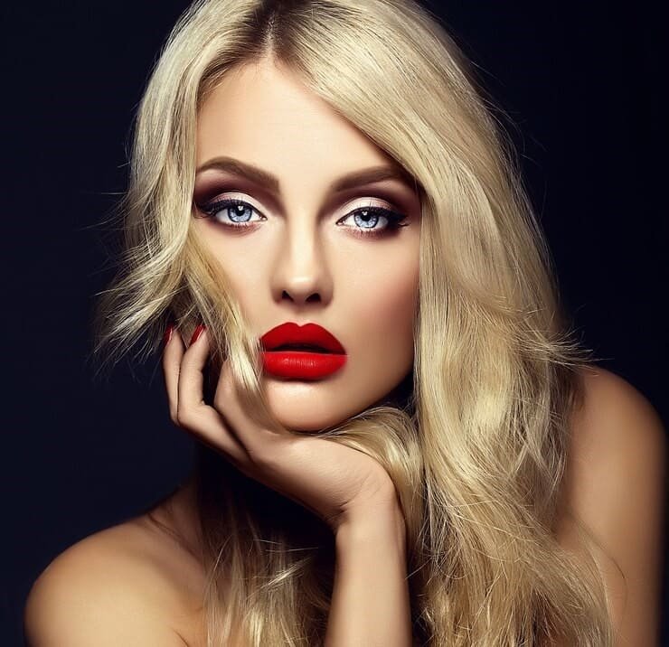 hot red lipstick